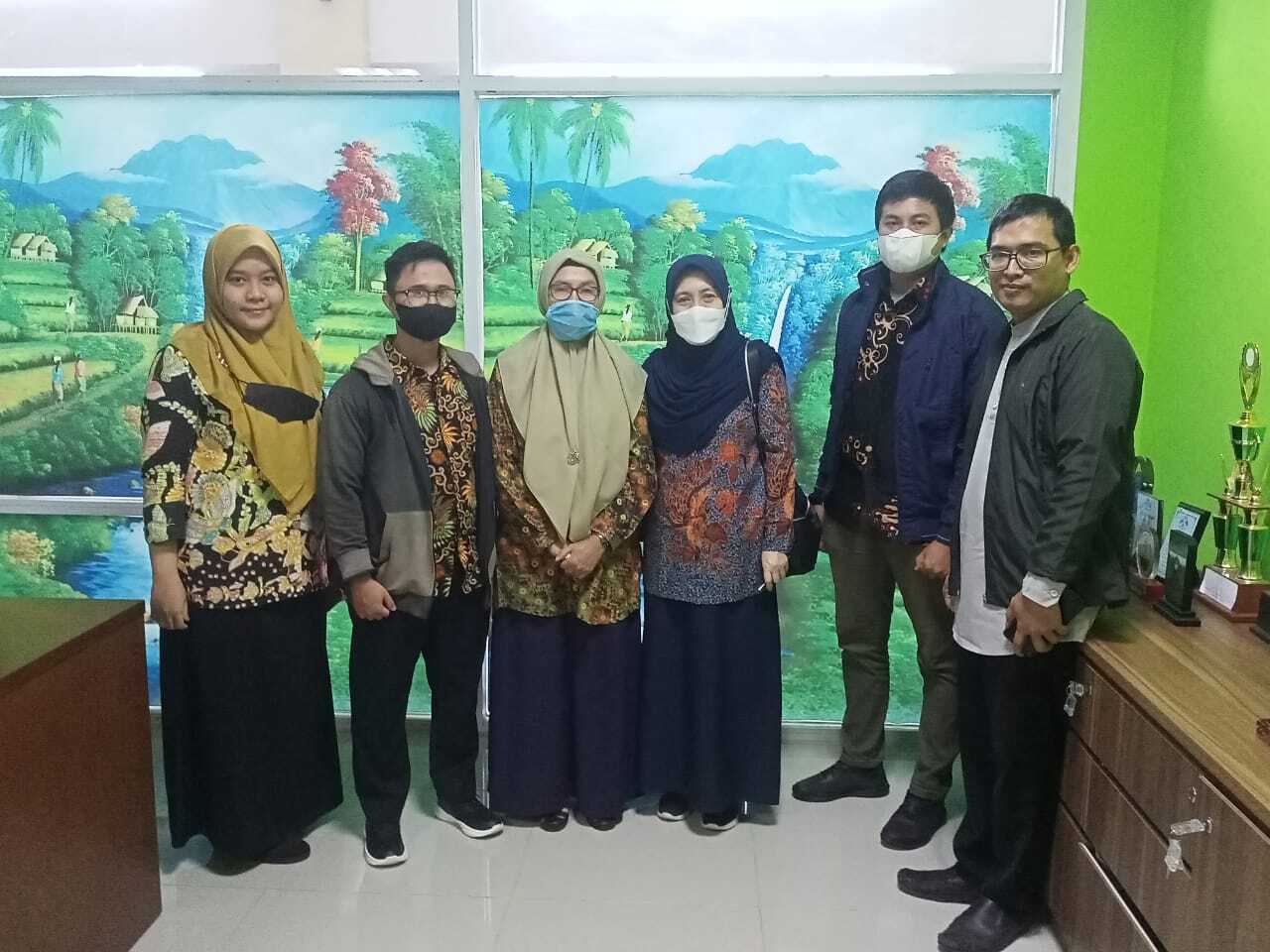 Foto bersama pengelola perpustakaan Poltekbang Palembang